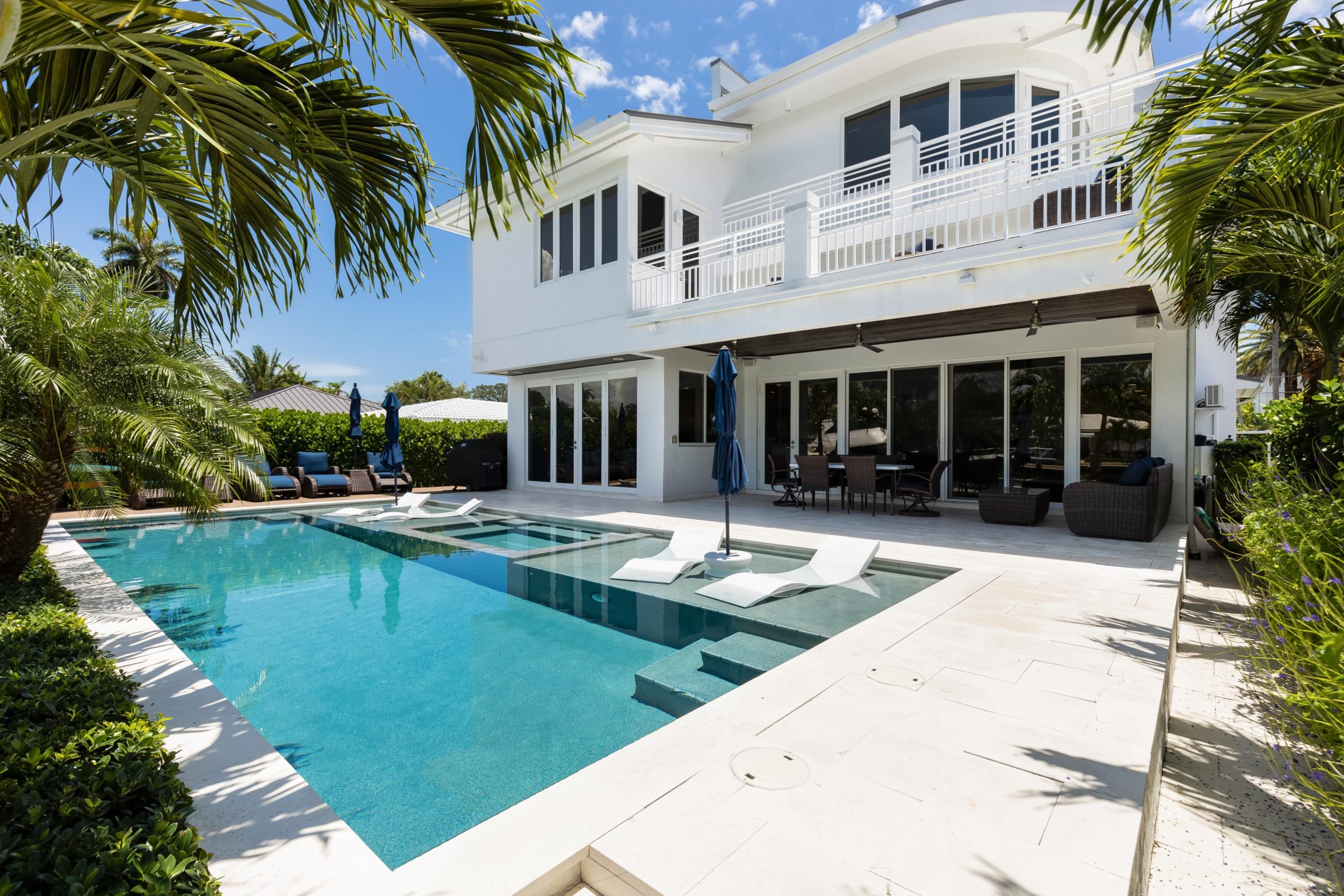 Patio elegant modern house swimming